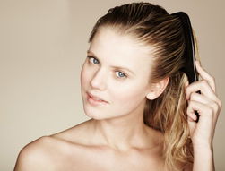 只洗發(fā)還不夠 零護理頭發(fā)照樣脫，沐浴用品也有大講究